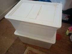 2 Rubbermaid 15.5gallon totes with lids