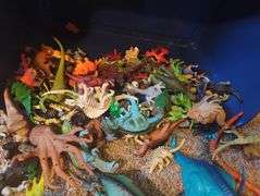 huge dinosaur lot with dinosaur tote with lid