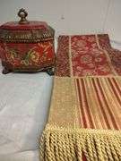Lidded box with table runner
