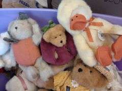 Homz tote full of Boyd's Bears