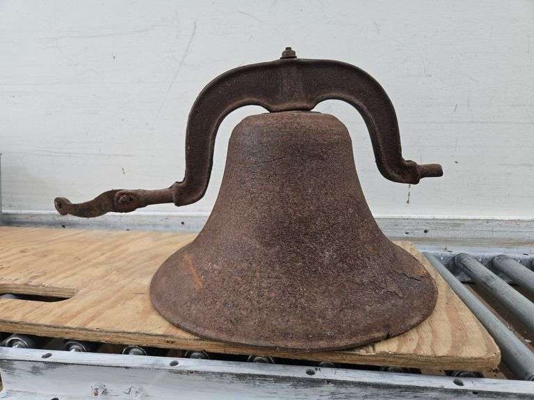 Antique Cast Iron Dinner Bell. 6E