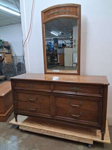 Henredon dresser with mirror