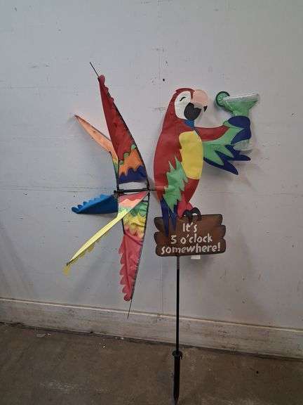 Parrot yard decor with spinning tail