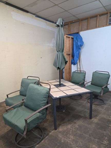 Outdoor umbrella table with 4 swivel chairs