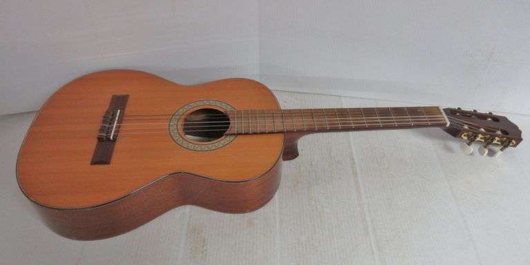 Amada Classic Acoustic Guitar Albrecht Auction Service Amada Classic Acoustic Guitar Albrecht Auction Service