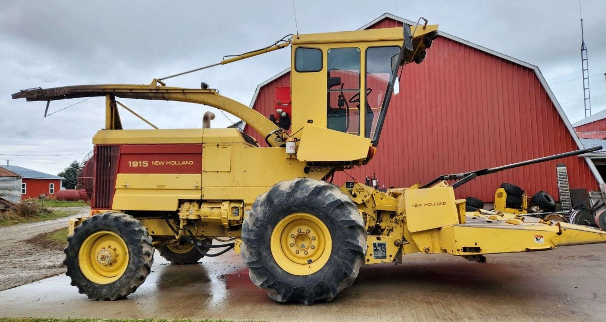 New Holland 1915 Chopper with 4-Row Corn Head and Hay Head