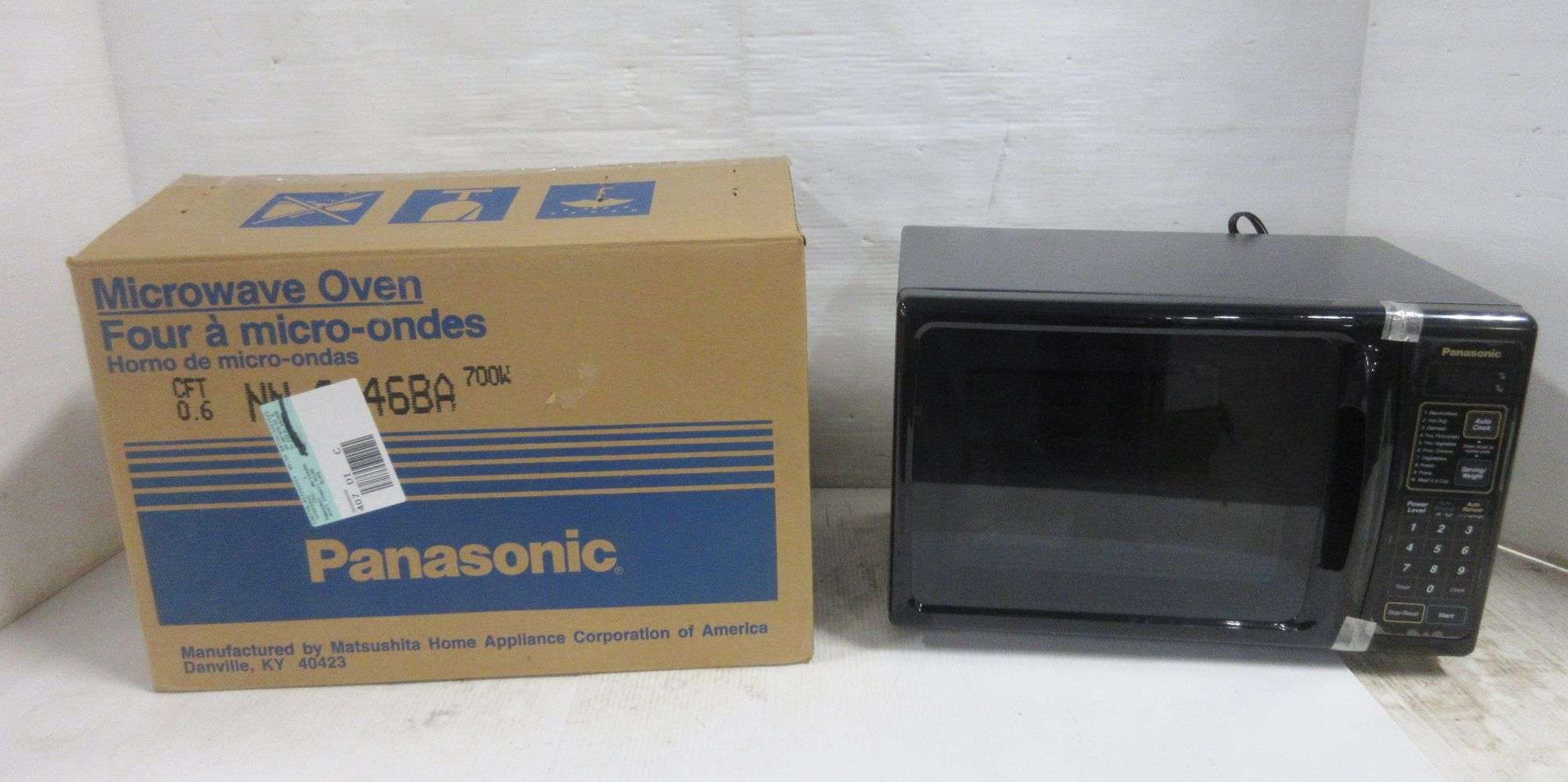 Panasonic microwave oven, 0.6 cu. ft., NN-S4468A, 700W, new