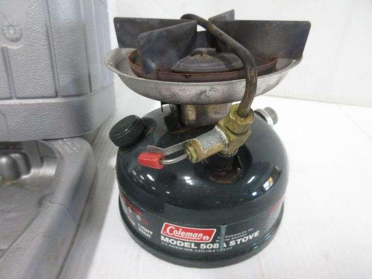 Coleman single burner stove, comes with a carrying case, 6"H, good