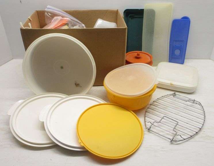 Box of assorted tupperware bowls and lids - Albrecht Auction Service