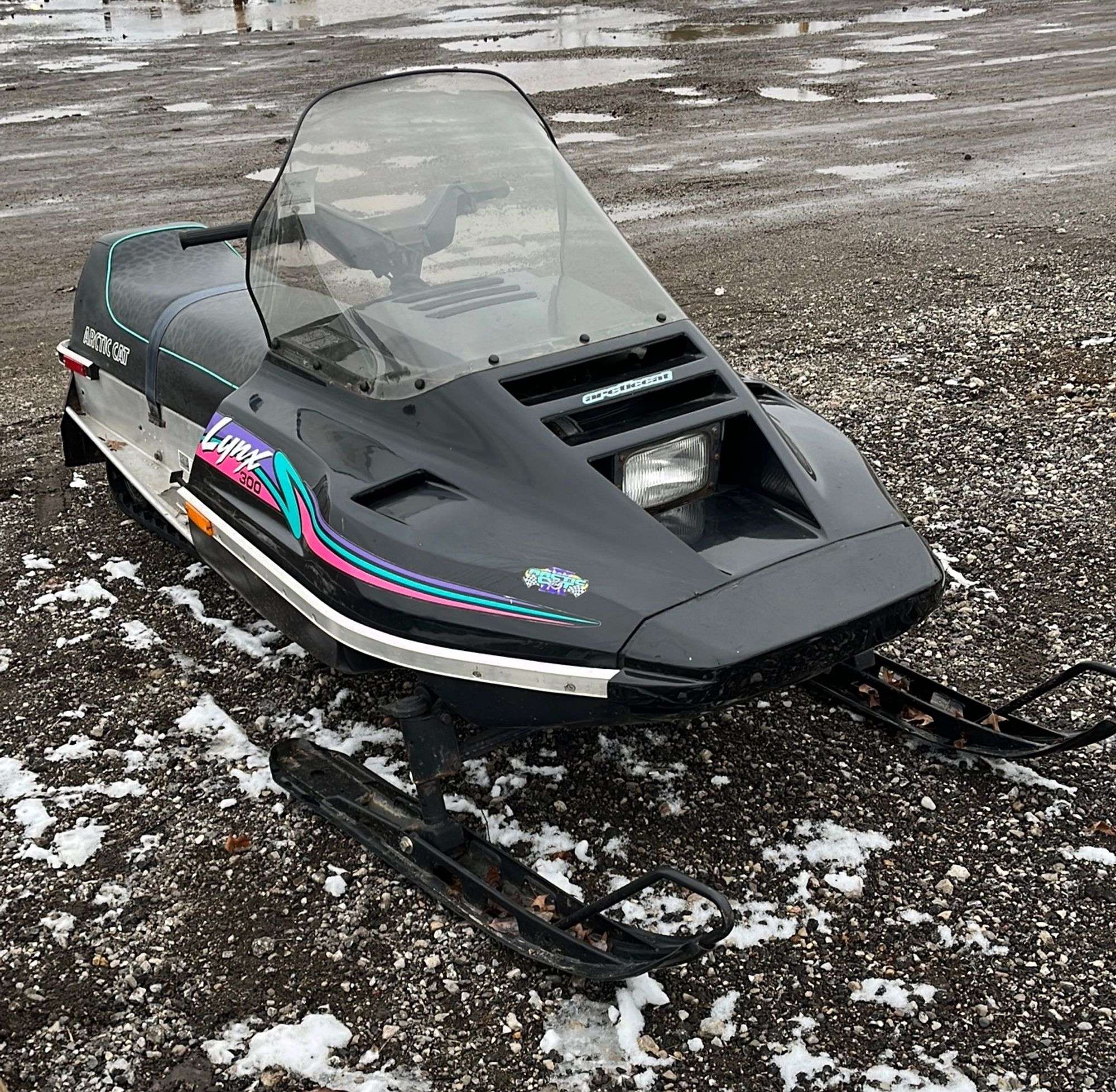 1991 Arctic Cat Lynx snowmobile, electric start works, seat, hood