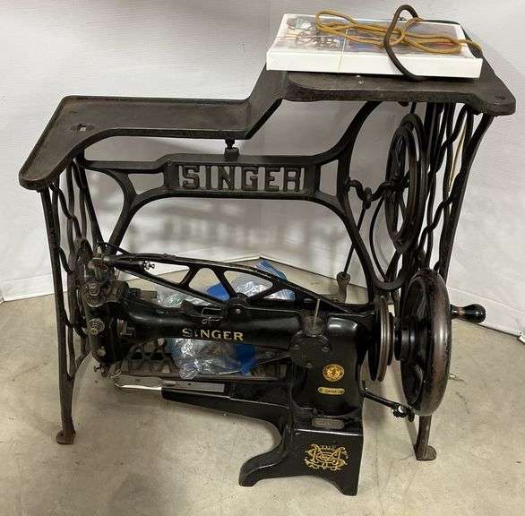 Singer boot leather sewing machine, with instructions and accessories ...