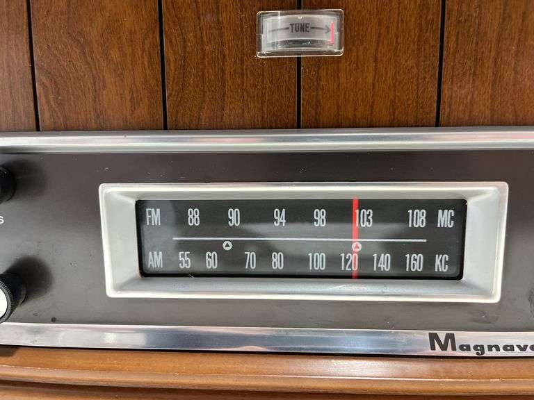 Magnavox table top AM/FM tube radio, model no. OFM022, cherry finish ...