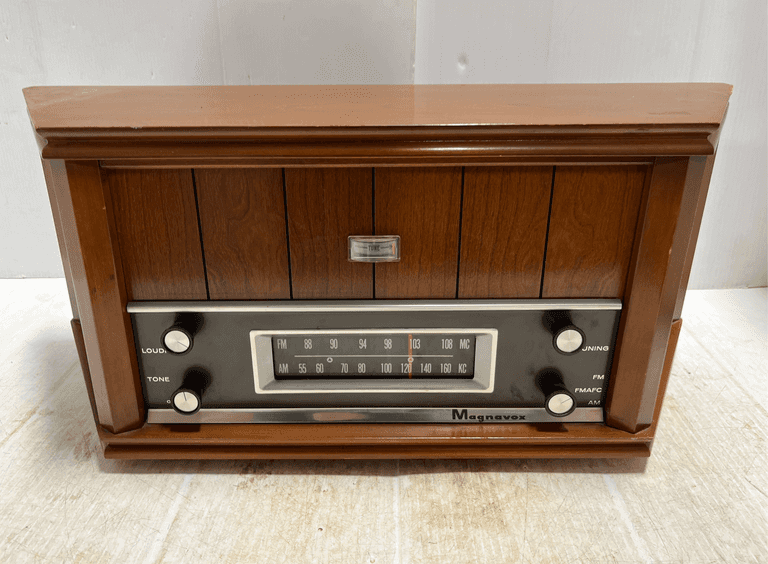 Magnavox table top AM/FM tube radio, model no. OFM022, cherry finish ...