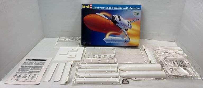Revell discovery space shuttle model, box- 20