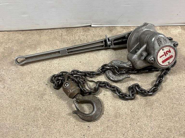1 1/2-Ton chain hoist - Albrecht Auction Service