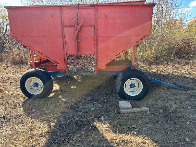 Gravity Wagon, Holds 200 Bushel, 11L-15 Flotation Tires