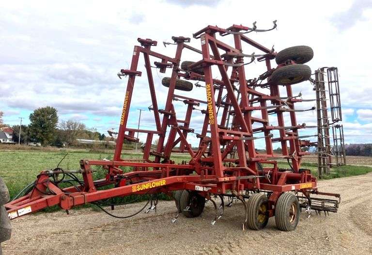 Sunflower 5034-27 Field Cultivator, Rolling Baskets, Rear Hitch, 27' Wide, Hydraulic Hoses are Good Except for the Set for the Rear Hitch (See Pictures)