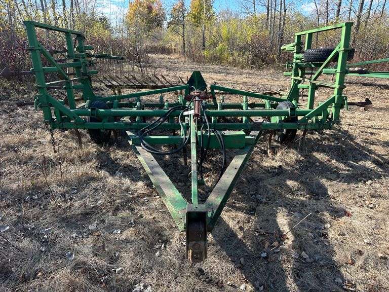 John Deere 20' Field Cultivator with Cylinder and Spike Tooth Leveler, Spring Loaded Shanks.  Needs a tire and needs a weld on the spike tooth leveler.