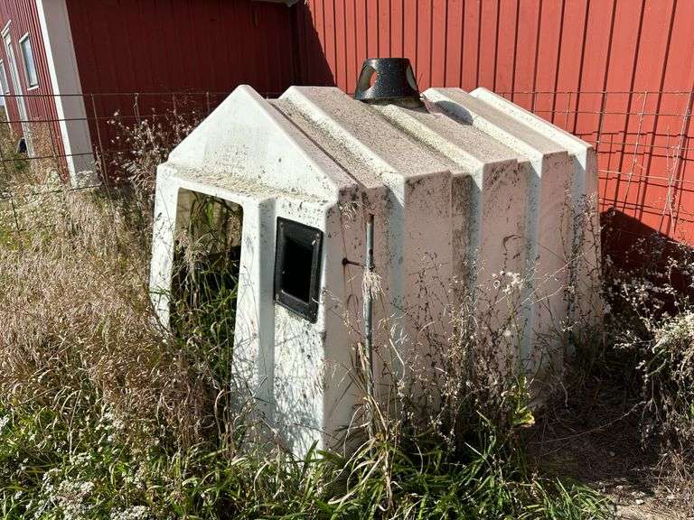 Poly Square Calf Hutch with Wire Cattle Panel, 4' x 6'