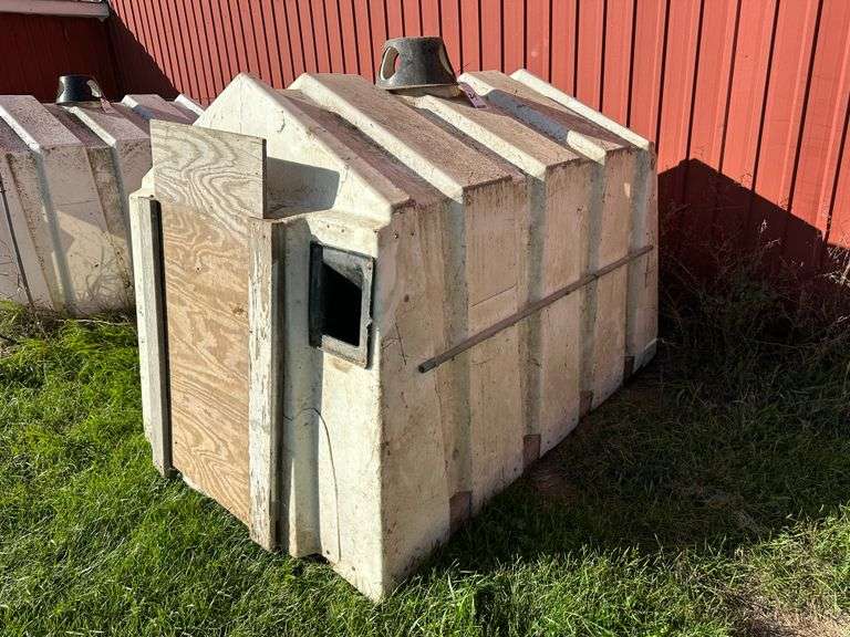 Poly Square Calf Hutch, 4' x +6', Some Damage