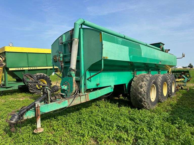 Houle 7300 Manure Tanker, Ser. No. 1801-044902-486D6100, 28L-26 Tires