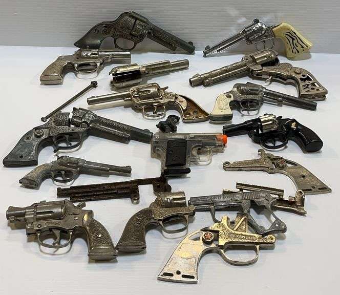 Cap guns and parts, box full, works well - Albrecht Auction Service