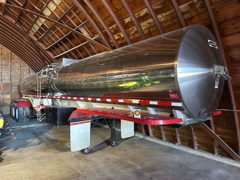 1986 Walker 6,000 Gallon Stainless Steel Tanker Trailer, VIN:  1W9S82029G1027851, Tandem Axle w/Duals.  Clean and Clear Title.