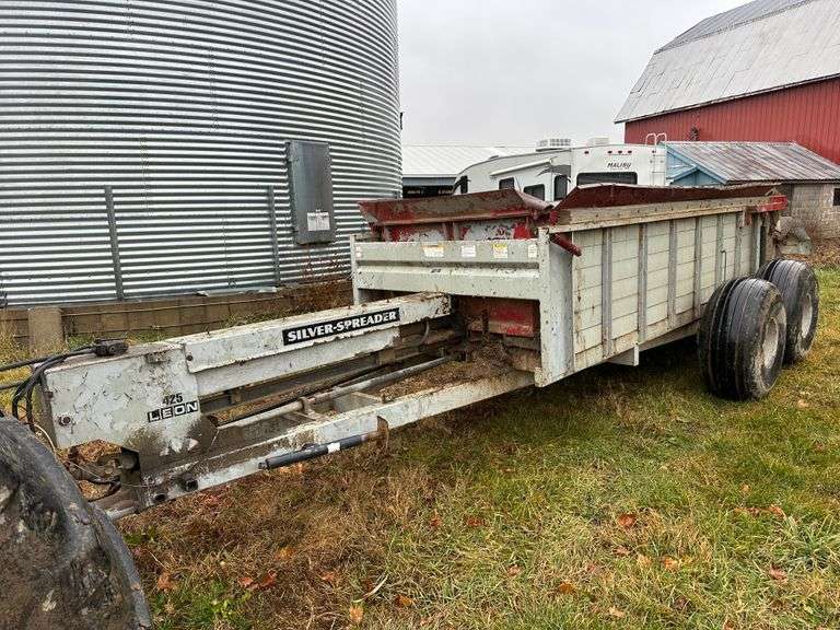 Leon 425 Silver Spreader Manure Spreader, Ser. No. 1?0602325, Double Beater, 19L-16.1 Tires (10-ply)
