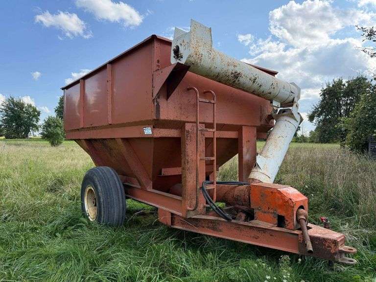 Grain Cart with Unload Auger, Holds 400 Bushel.  Been kept in since owned.