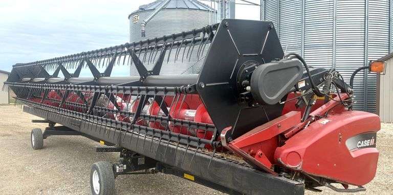 Case IH 2020 Flex Head, 30' Working Width, Good Guards and Knives, Dual Drive, Includes Adapter to Fit Older Case IH Combines, Header Cart NOT Included