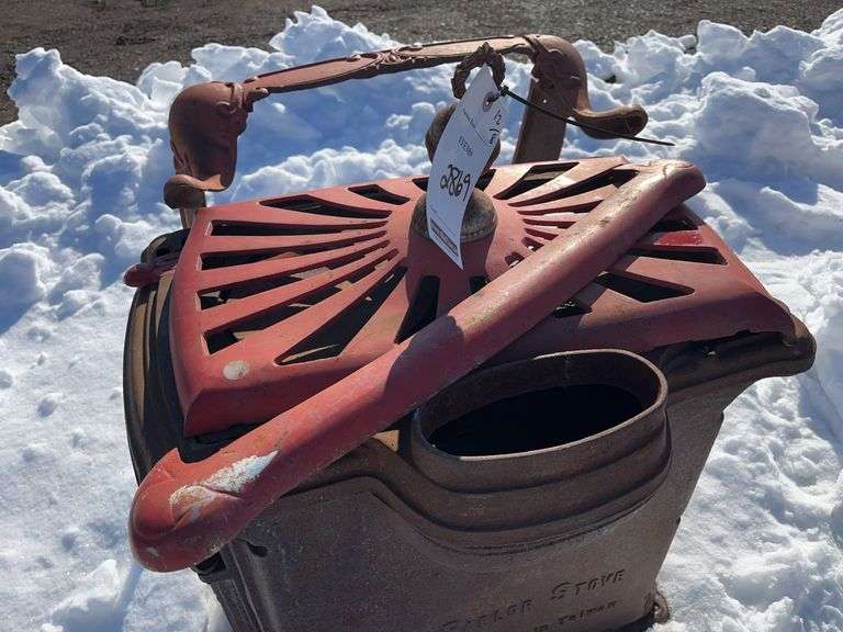 Small wood stove, rusty, used, solid - Albrecht Auction Service