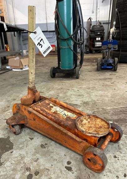 2-1/4 Ton Floor Jack.  Missing a section of the handle.