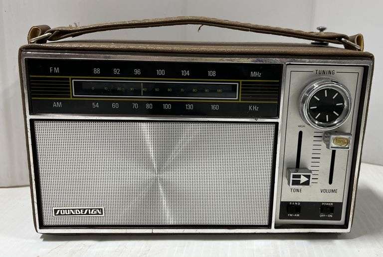 Older soundesign 2229 AM/FM transistor radio, 8 1/2