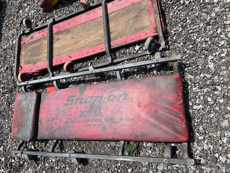 (2) Car ramps, and Snap-On creepers, rough - Albrecht Auction Service
