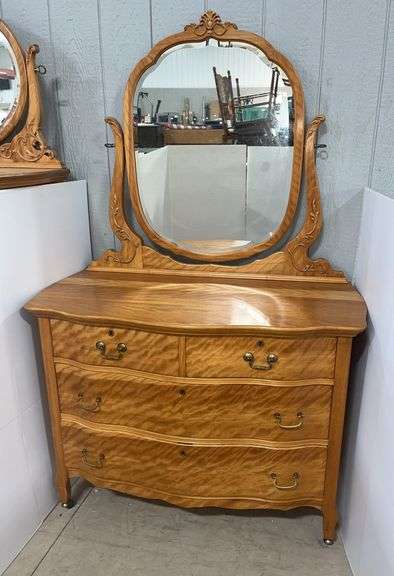 Old Widdicomb Furniture Company maple four-drawer dresser, made in Grand Rapids, Michigan, 45"W x 22"D x 70"H with mirror, nice