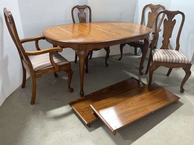 Oak oval Pennsylvania House dining table, comes with (2) leaves, and (4) chairs, 67"W x 44"D x 29"H, each leaf- 15"W, excellent
