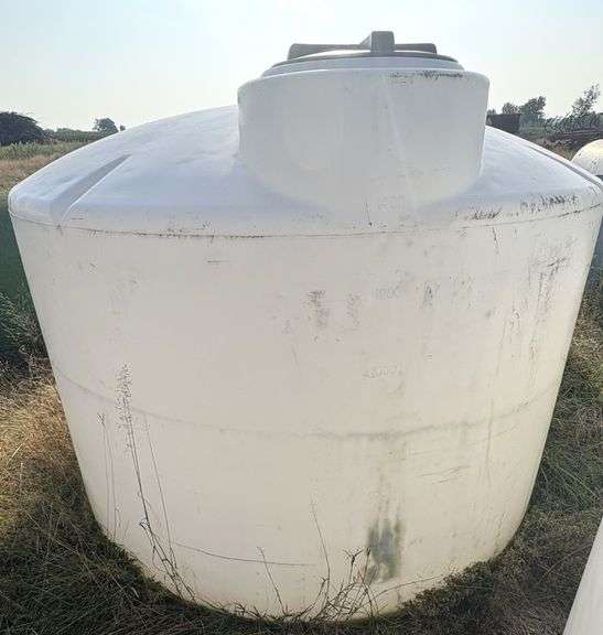 This item Selling ABSOLUTE! ~~~ 1550-Gallon Poly Water Tank, White in ...