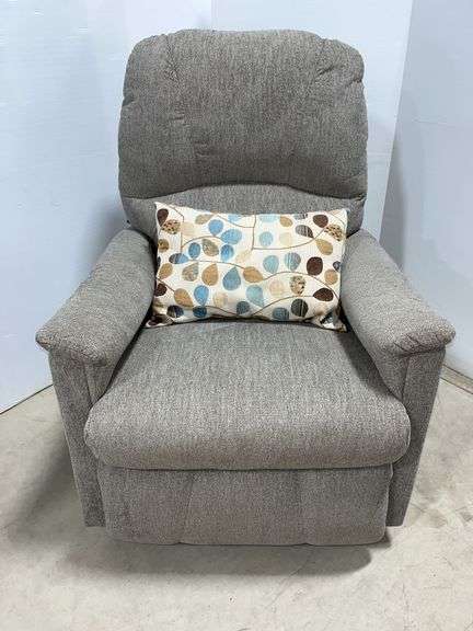 La-Z-Boy power recliner, made in USA, power switch on right side, removable back, seat- 23"W x 20"H, works all the way