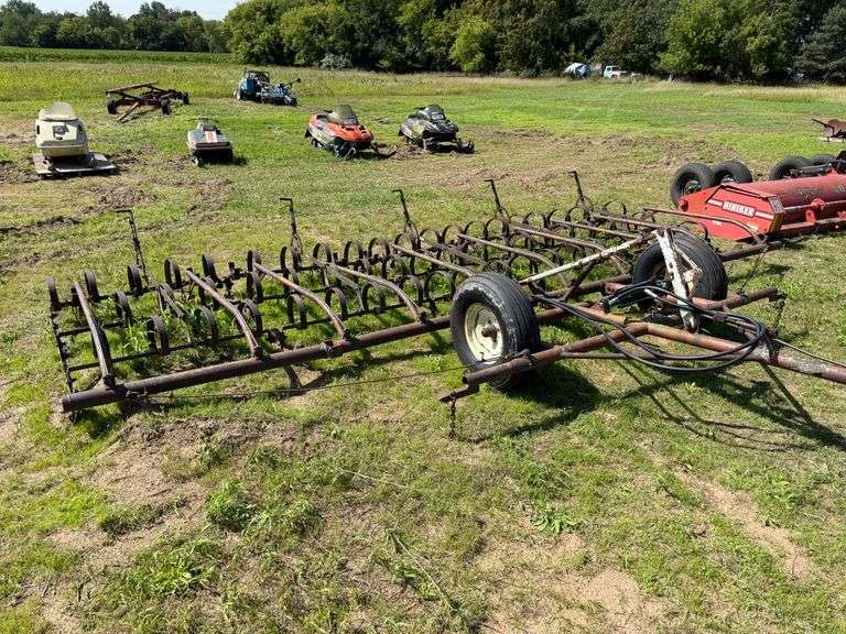 John Deere 20' Folding Spring Tooth Transport Harrow, Like New Cylinder, 9.5L-14SL Tires