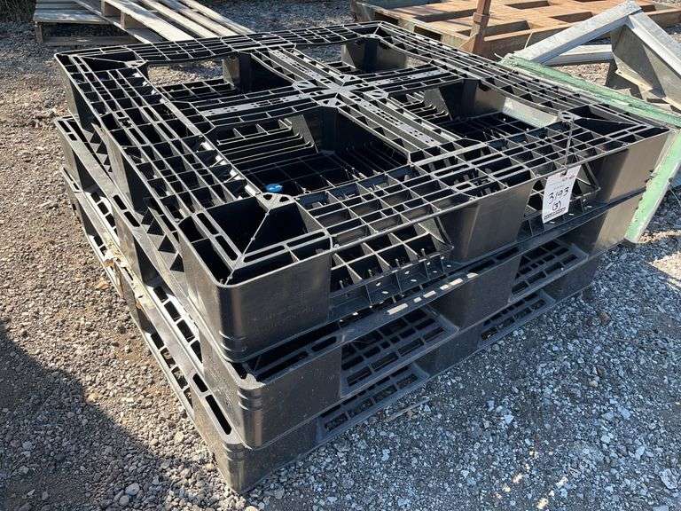 Bc44 Pallets (3) Plastic pallets, 44