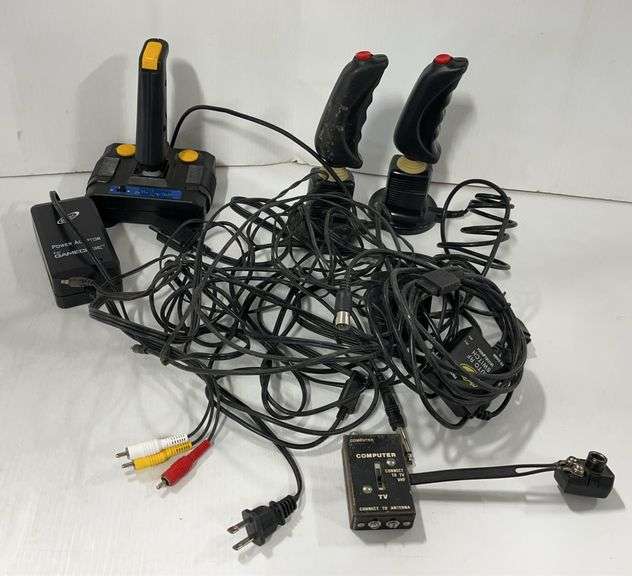 Atari controllers and cables, works - Albrecht Auction Service