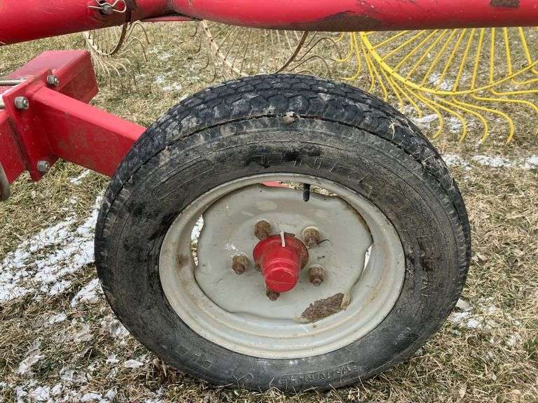 Gehl 420 Rake Gehl 420 Wheel Rake, Field Ready - Albrecht Auction Service