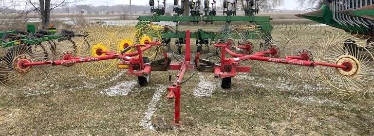 Gehl 420 Rake Gehl 420 Wheel Rake, Field Ready - Albrecht Auction Service