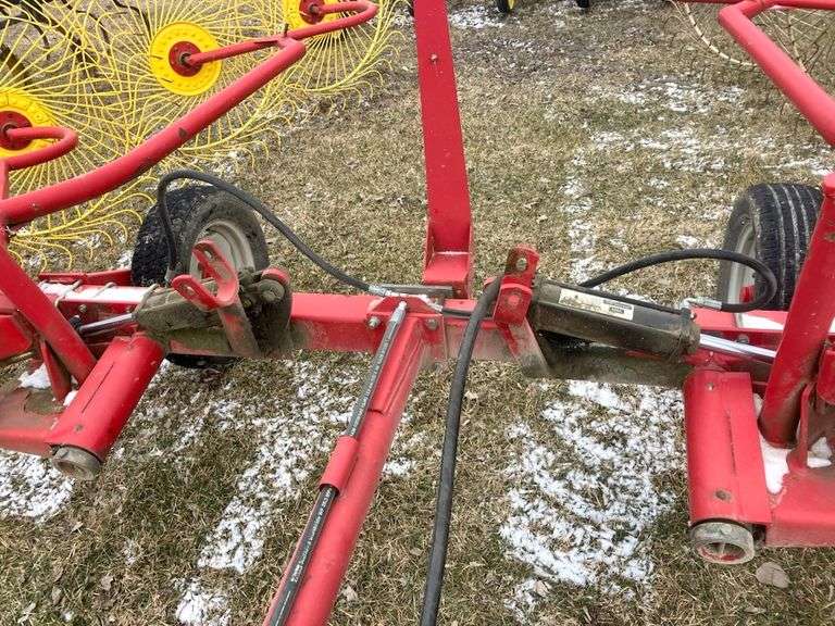 Gehl 420 Rake Gehl 420 Wheel Rake, Field Ready - Albrecht Auction Service