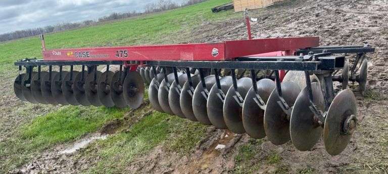 Case IH Wheel Disk, Approx. 13' Working Width, Very Nice Original Condition, Good Paint, Good Blades and Bearings, NOTE: No Sunday Pick-Up