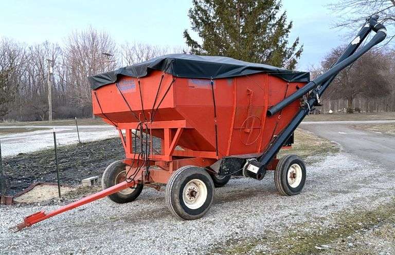 Killbros Gravity Wagon with Killbros 212 Auger, Poly Flighting, Electric On/Off, Telescopic Spout, Has New Tarp, Two Sets of Tarp Bows