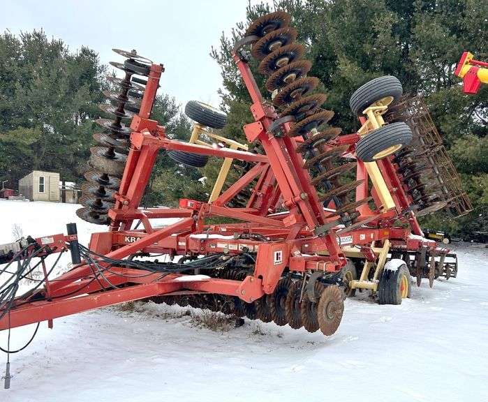 Krause Dominator VT, 30' Working Width, Works Great, Good Condition, Tires are Good, Field Ready