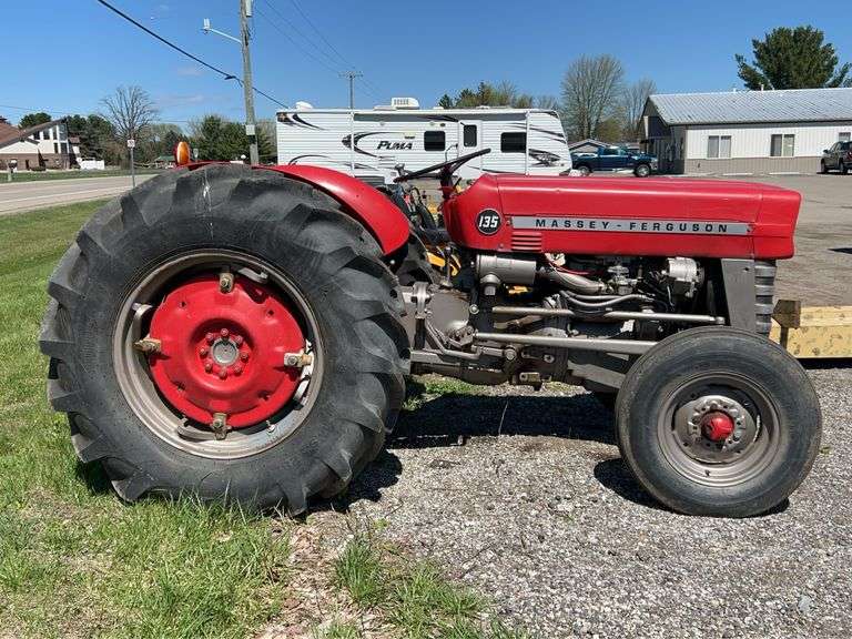 Fsm 135 Massey Ferguson 135 Tractor: 3-Point - Albrecht Auction Service