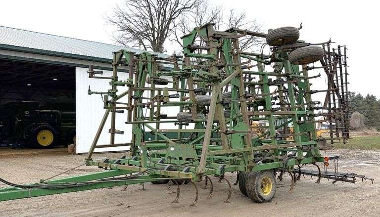 John Deere 985 Field Cultivator, 45' Wide, 5-Bar Spike Leveler with Rear Hitch, Knock-On Sweeps