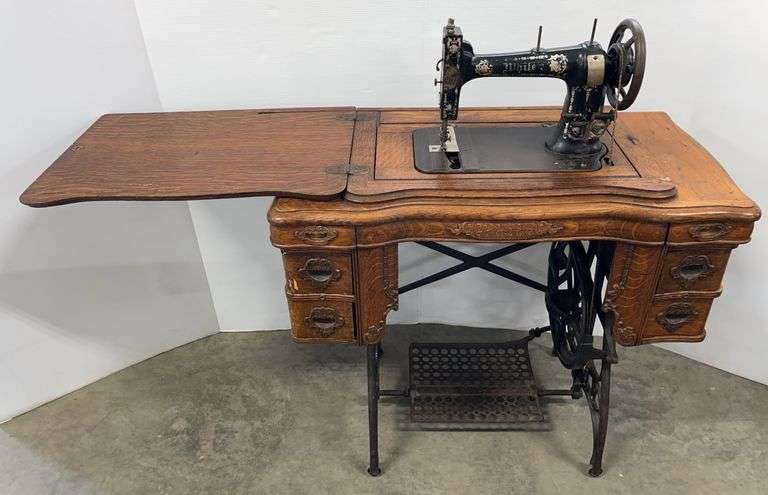 Old "White USA" Sewing Machine: Accessory Included